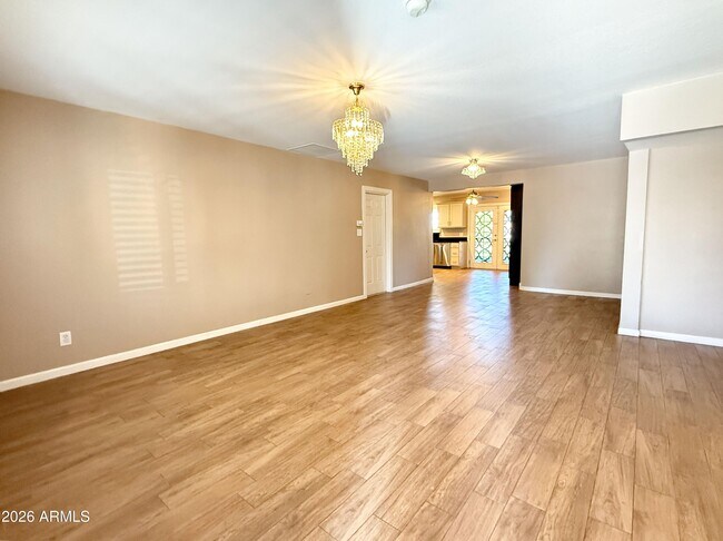 Building Photo - 5212 E Cambridge Ave