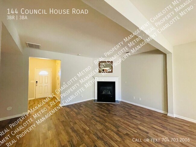Building Photo - Beautiful Townhome in Catawba Village