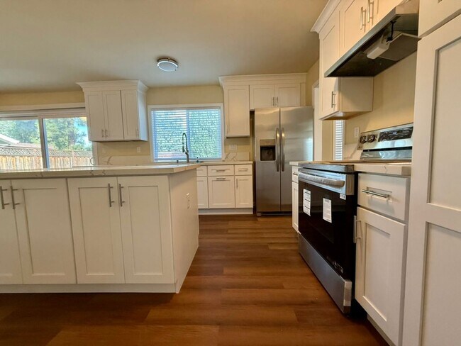 Foto del edificio - Beautiful, Completely Remodeled 4 Bed 2.5 Bath Fremont Home - Huge Bonus Room