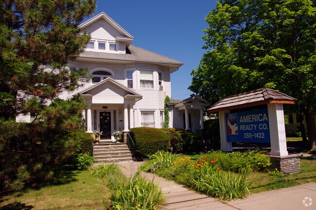 Building Photo - 682 Bennett St