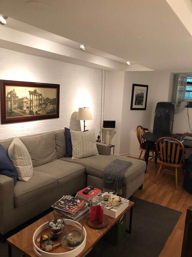gran sala de estar - 2434 N. Orchard St.