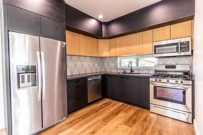 Foto del edificio - 5636 Woodman Ave
