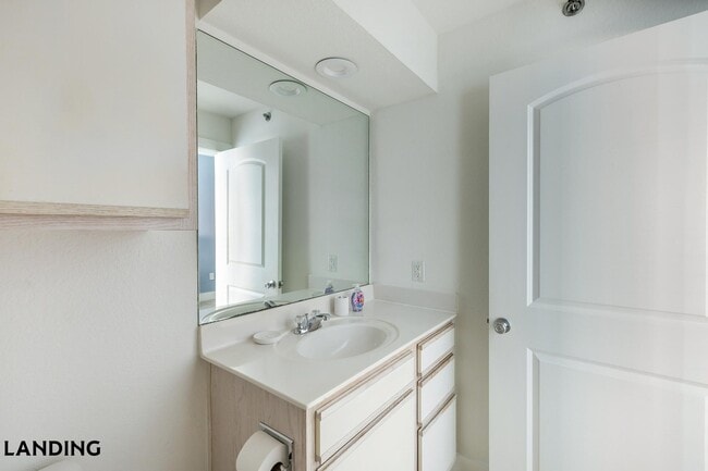 Building Photo - 20050 Oak Rd E