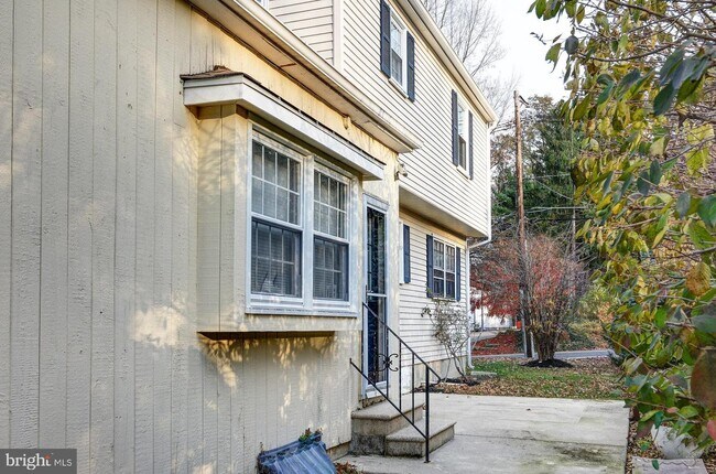Building Photo - 260 Village Ct
