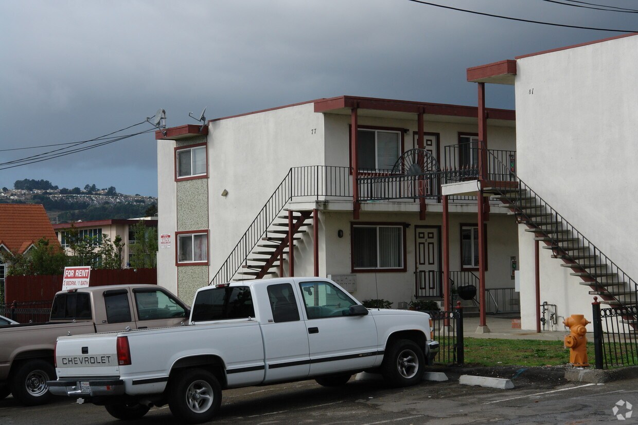 Building Photo - Oak Arms Apartments