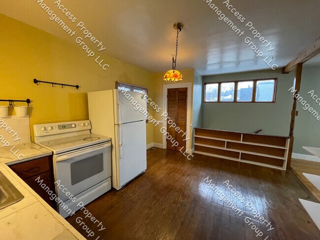 Foto del edificio - NW Side Upper Two Bed Unit with Parking