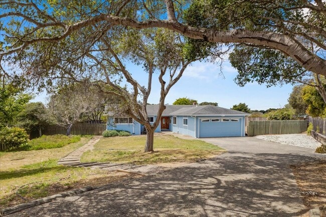 Building Photo - Four Bedroom in Oak Hill Oaks