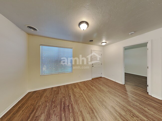Foto del edificio - 4459 N Elsinore Avenue