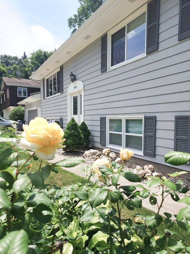 Foto del edificio - 8830 Maplewood Dr