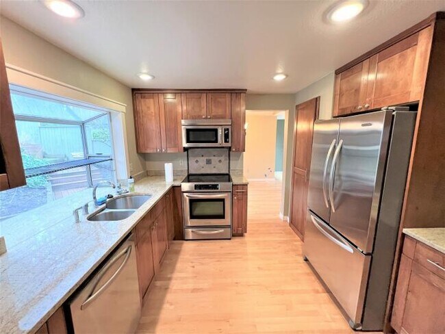 Building Photo - 3 bedroom in Seattle WA 98104