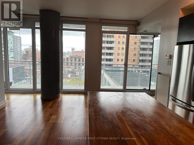 Building Photo - 324 Laurier Ave W