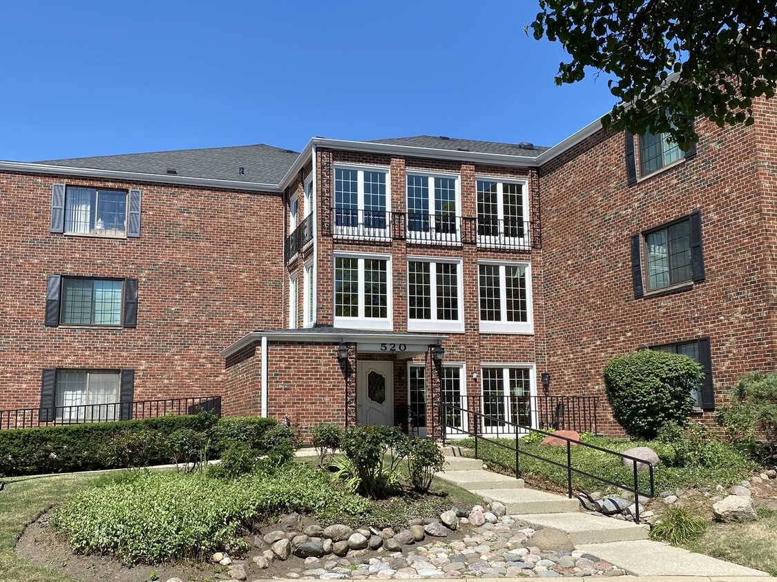 Primary Photo - 520 Biesterfield Rd