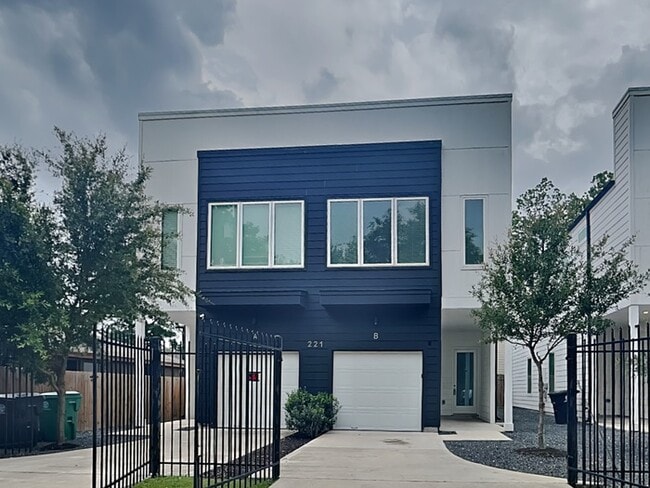 Building Photo - 221 Oriole St