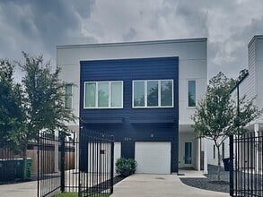 Building Photo - 221 Oriole St