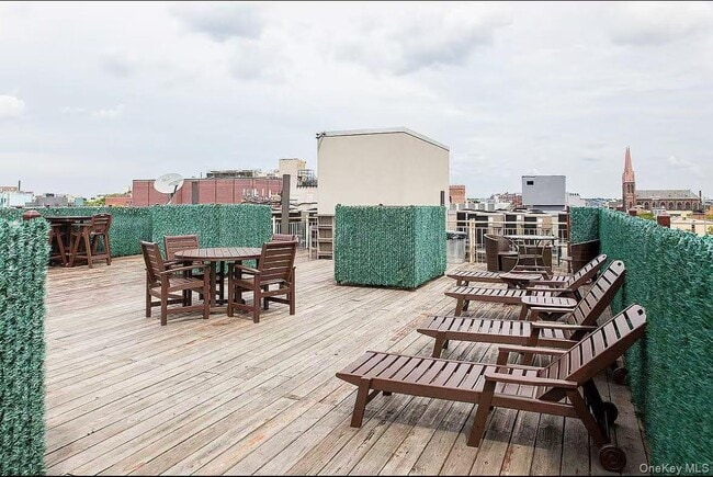 Foto del edificio - 21 Montrose Ave