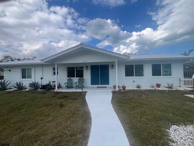 Building Photo - 615 Azalea Ln