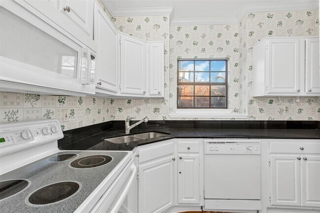 Building Photo - 6008 Auburndale Ave