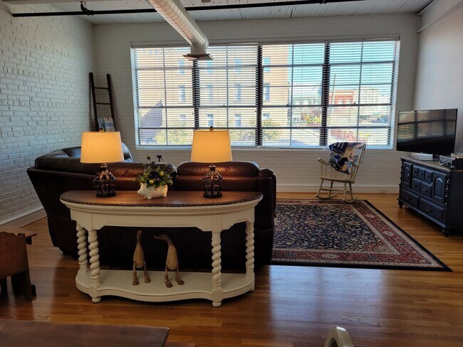 Building Photo - Furnished 2 Bedroom Condo at Historic Renf...
