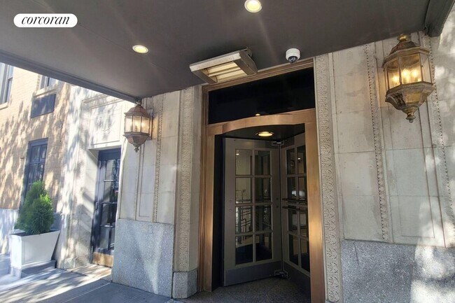 Building Photo - 45 W 81st St