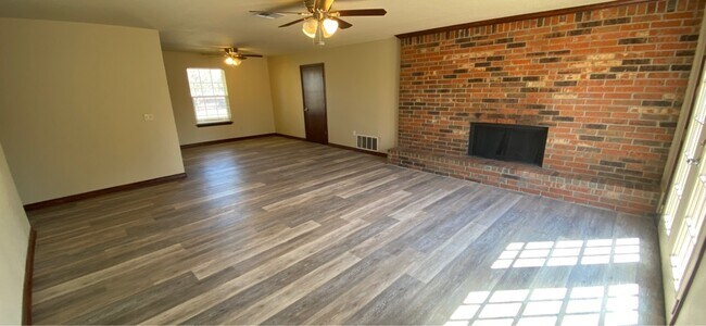 Foto del edificio - 9521 D J L Dr