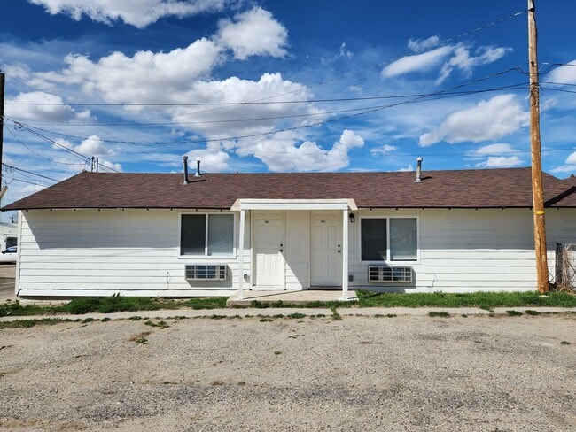 Building Photo - Centrally Located One Bedroom Duplex