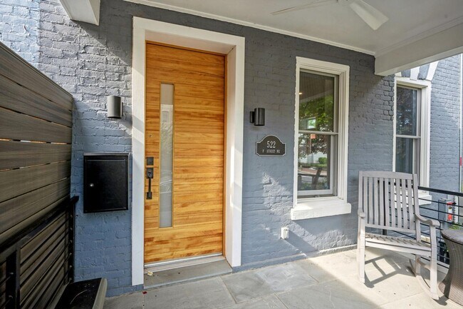 Building Photo - Fully renovated End of Row Rowhome w/ Parking