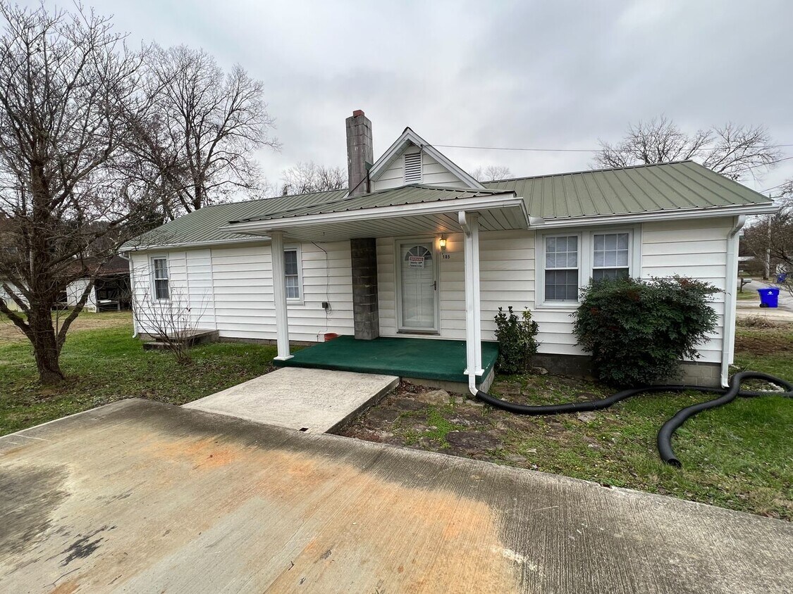 Primary Photo - Harriman 37748 - 4 bedroom, 2.5 bath home ...