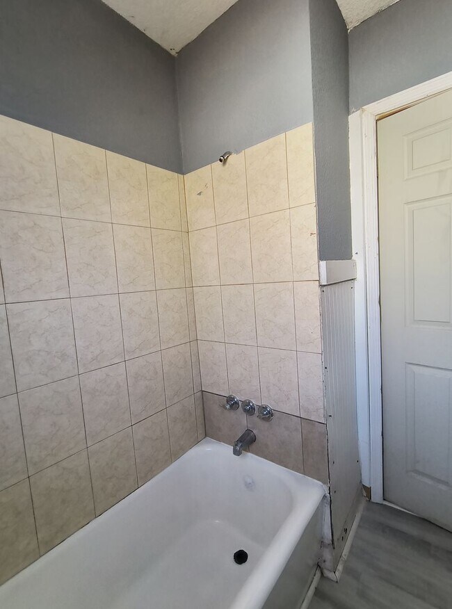 Foto del edificio - 2-Bedroom WITH SUNROOM Home for Rent in Downtown Winter Haven