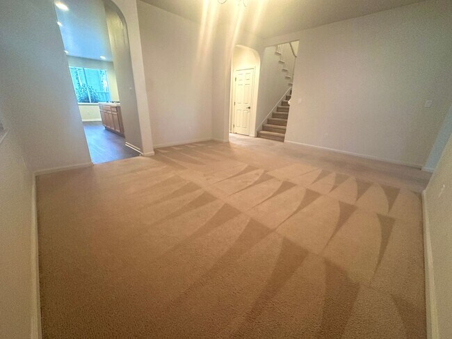 Foto del edificio - Reduced Price! Spacious 5 Bed, 3 Bath home...