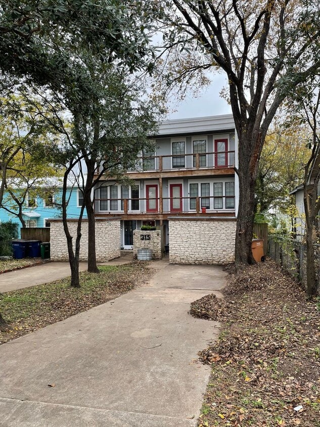 Building Photo - 4 Bedroom Duplex Near Medical District