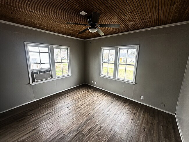 Foto del edificio - 408 E Michigan St