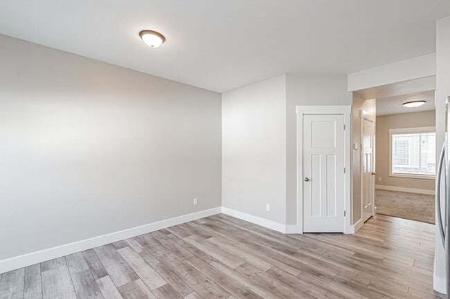 Building Photo - 654 S Saturn Ave