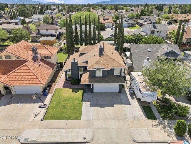 Building Photo - 2437 Fletcher Pl
