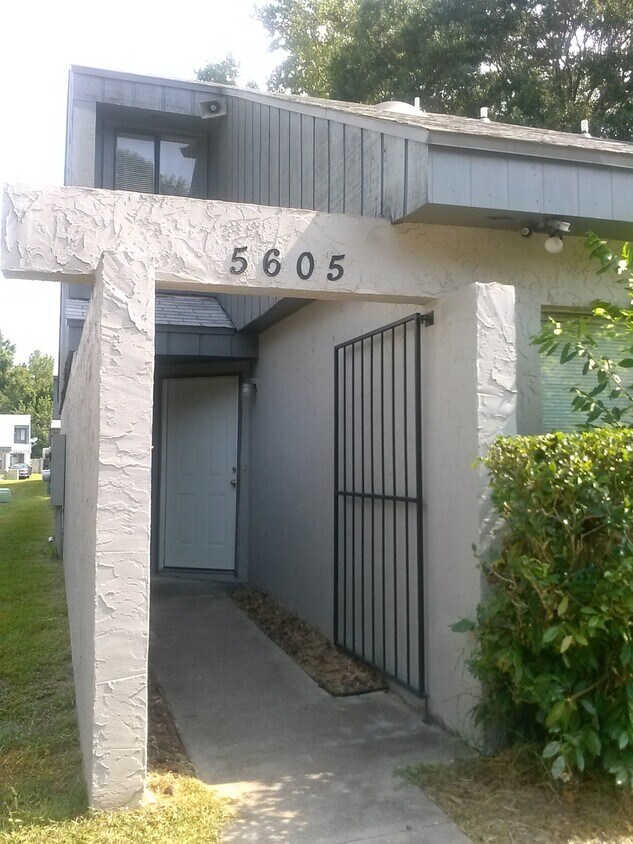 Foto principal - Townhome With Fenced Yard