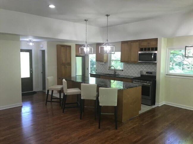 Foto del edificio - 8131 Rowan Rd
