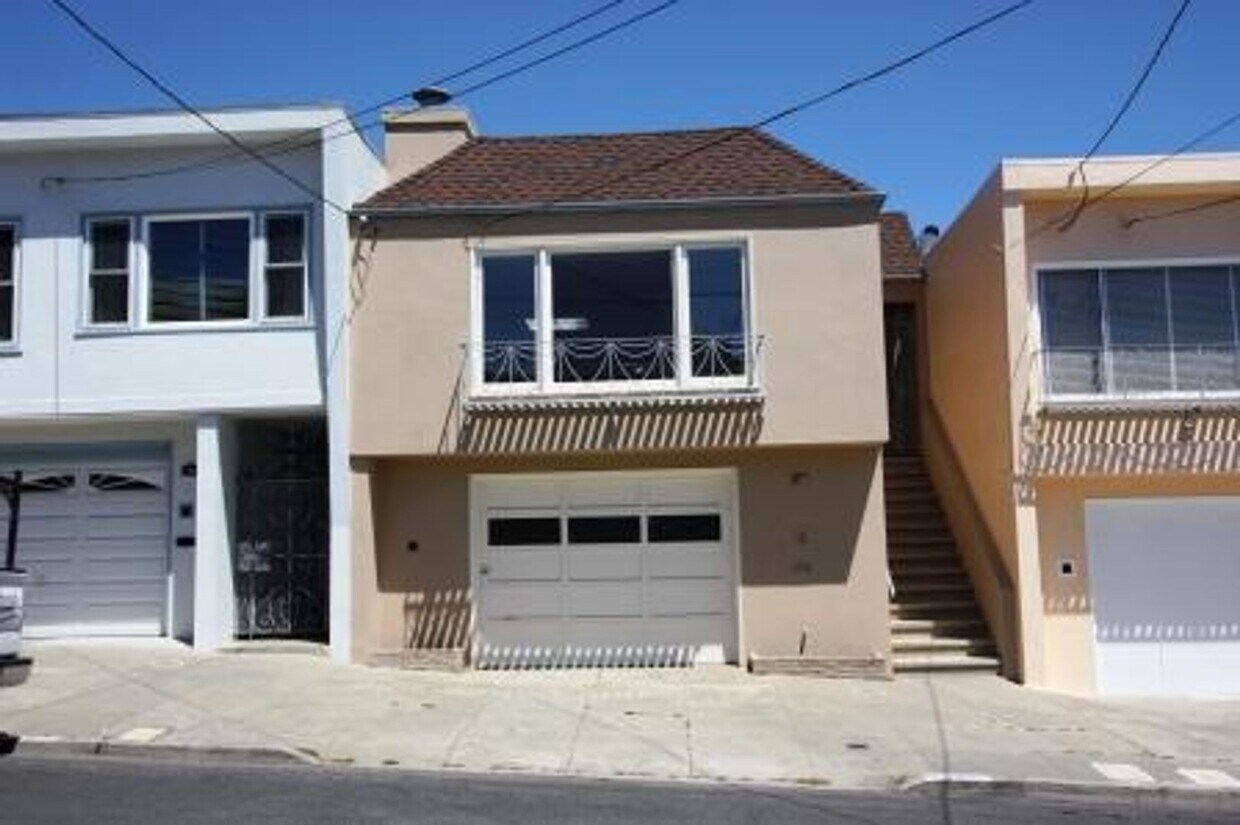 Primary Photo - Charming 2-Bed, 2-Bath Home in University ...