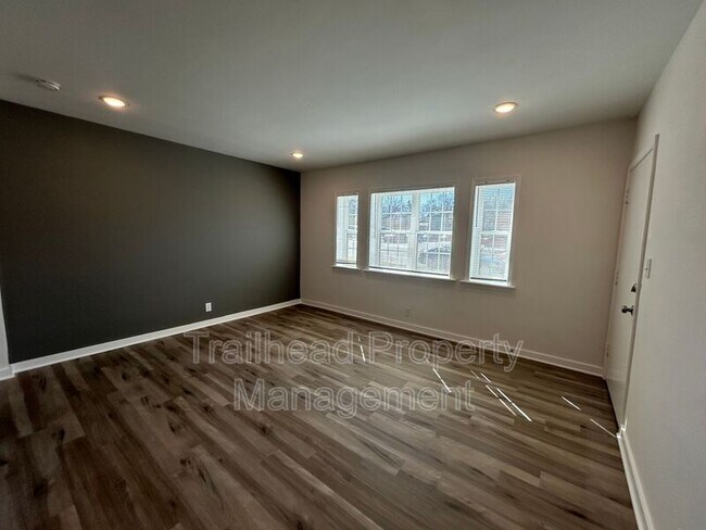 Foto del edificio - 300 E Gregory Blvd