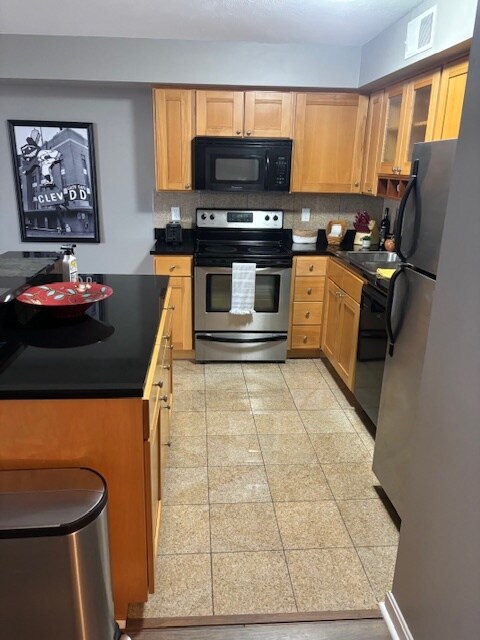 2222 Detroit Ave Cleveland, OH 44113 – photo 4