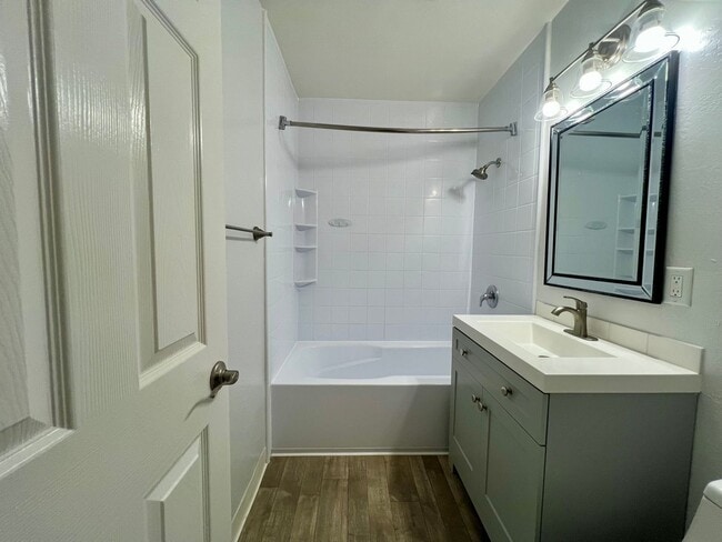 Building Photo - Renovated 2 Bedroom, 1 Bath unit