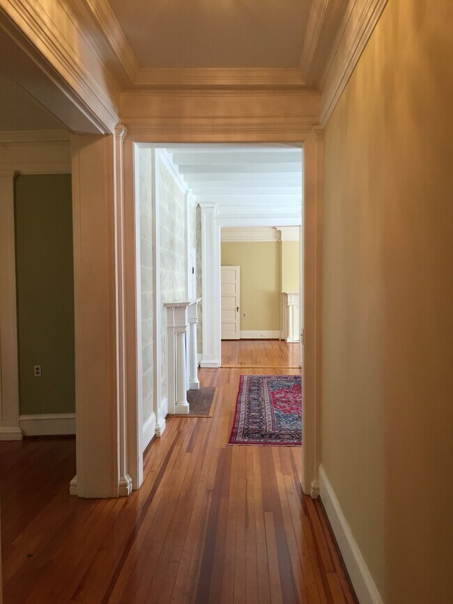 Hall de entrada a la sala de estar - 1403 N Augusta St