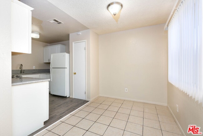 Building Photo - 550 E Ave H 14