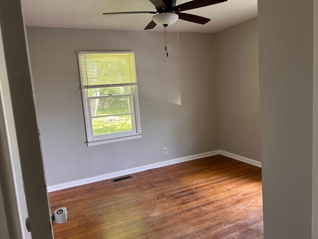 Building Photo - 3br 1Ba and a large back yard with move in special for July!
