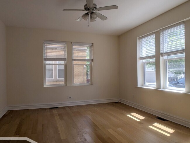 Foto del edificio - 2359 N Drake Ave
