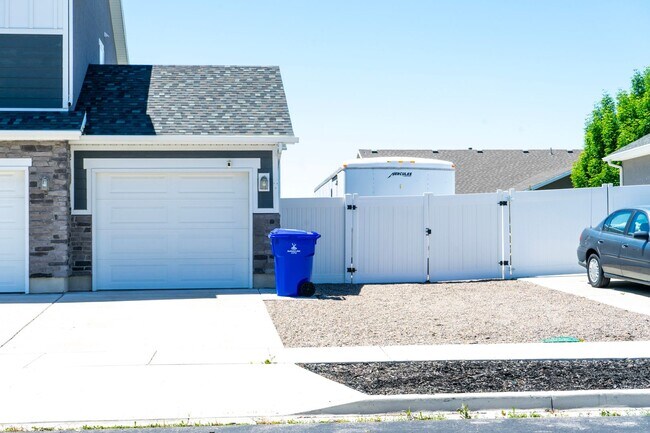 Building Photo - Updated Home in Syracuse!
