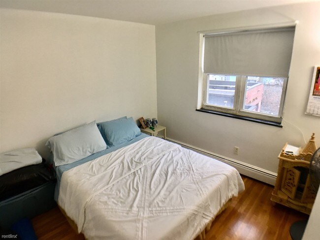 Foto del edificio - 594 Centre St