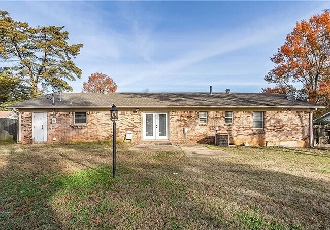 Building Photo - 3 bedroom 2 bath house