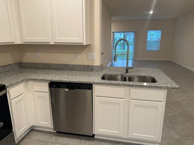 Building Photo - 70 Summer Daze Dr