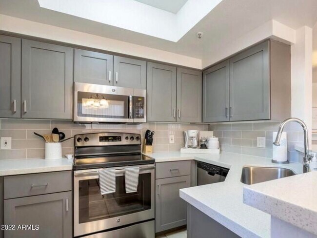 Foto del edificio - 9450 E Becker Ln