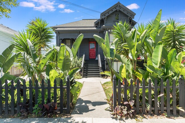 Building Photo - 2108 San Antonio Ave