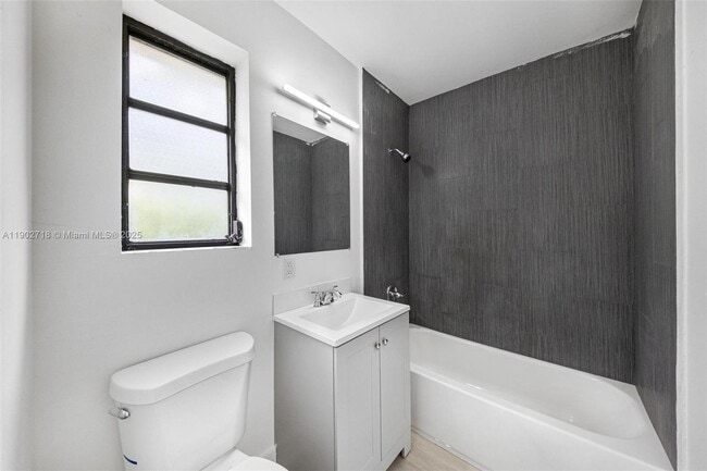 Foto del edificio - 1050 NE 129th St